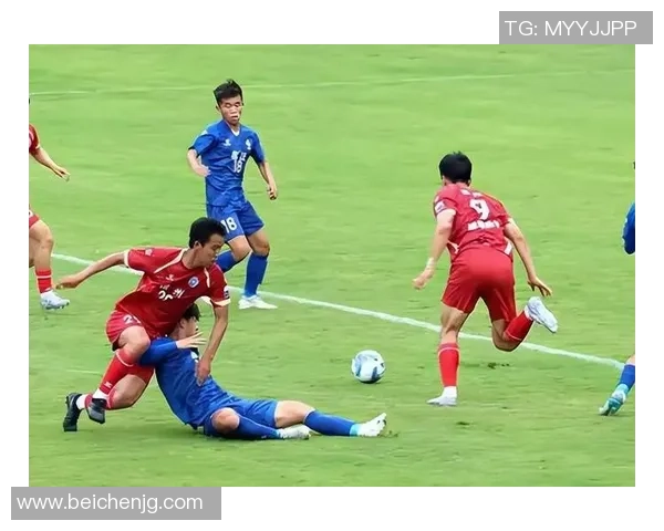 足球小球迷心中的偶像是谁 他与明星球员的亲密互动瞬间