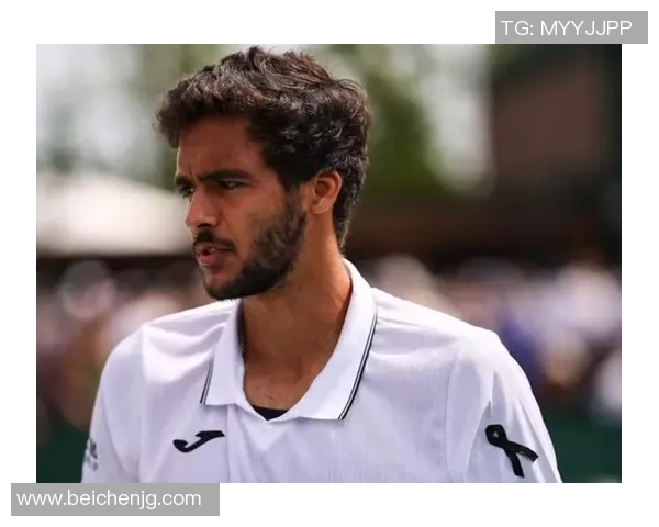 足球明星穿长裤打破传统风格引发热议时尚与运动的完美融合